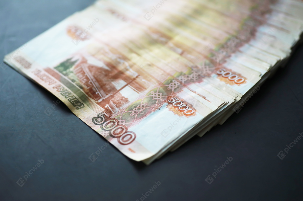 Пятитысячные купюры на темном фоне скачать Пятитысячные купюры на темном фоне