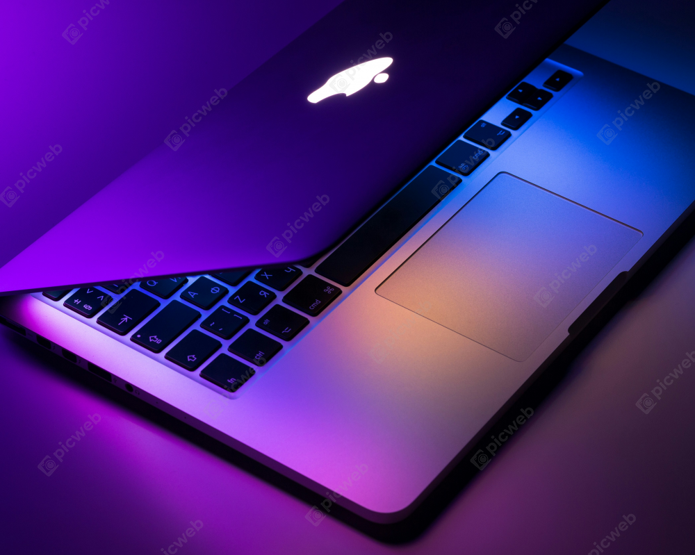 Ноутбук Apple с фиолетовой подсветкой скачать Ноутбук Apple с фиолетовой подсветкой