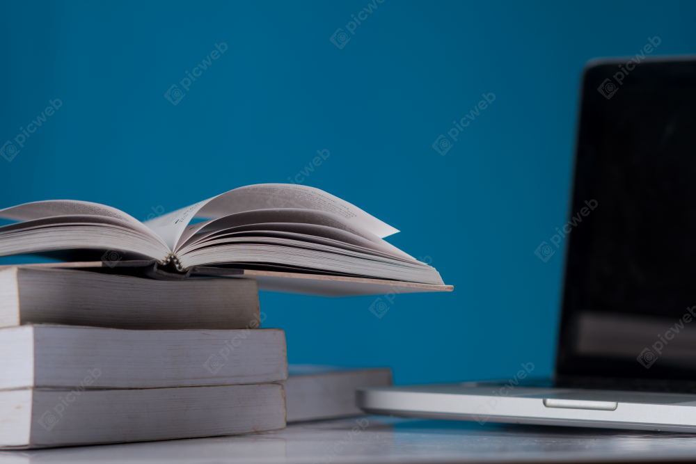 Образование: книги и ноутбук на столе скачать Образование: книги и ноутбук на столе