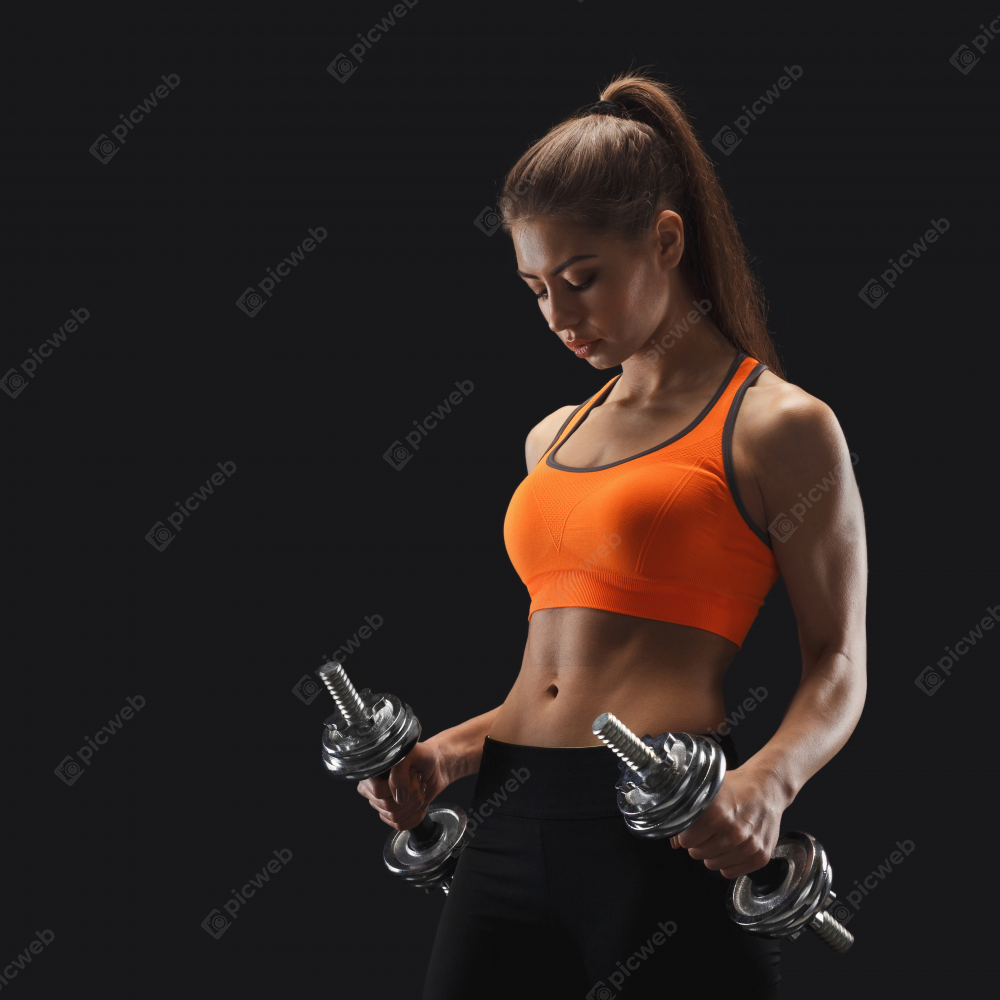 Спортивная девушка с гантелями скачать Спортивная девушка с гантелями