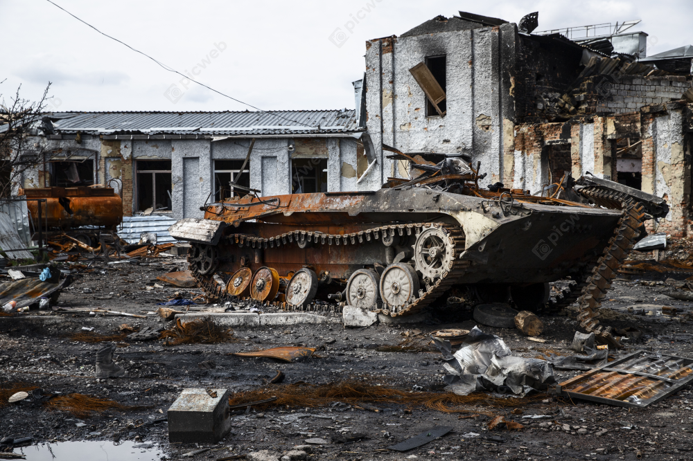 Разрушенный танк в сером городе