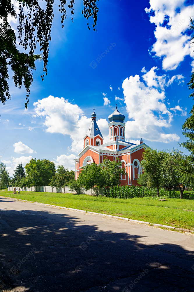 Старая церковь на фоне голубого неба скачать Старая церковь на фоне голубого неба