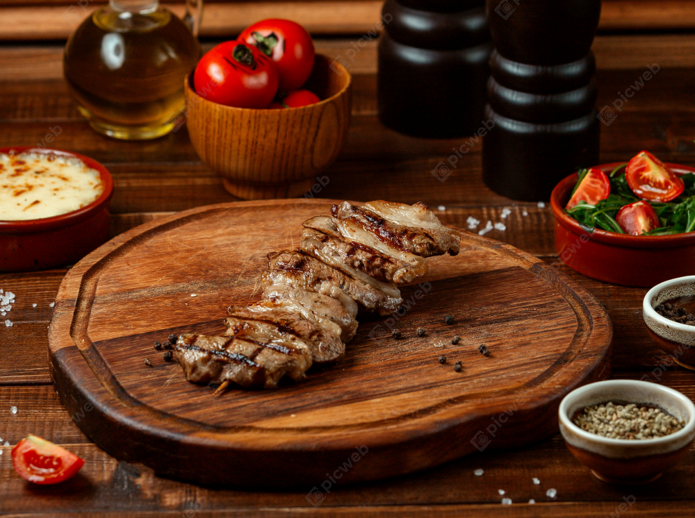 Жареное мясо на деревянной доске скачать Жареное мясо на деревянной доске