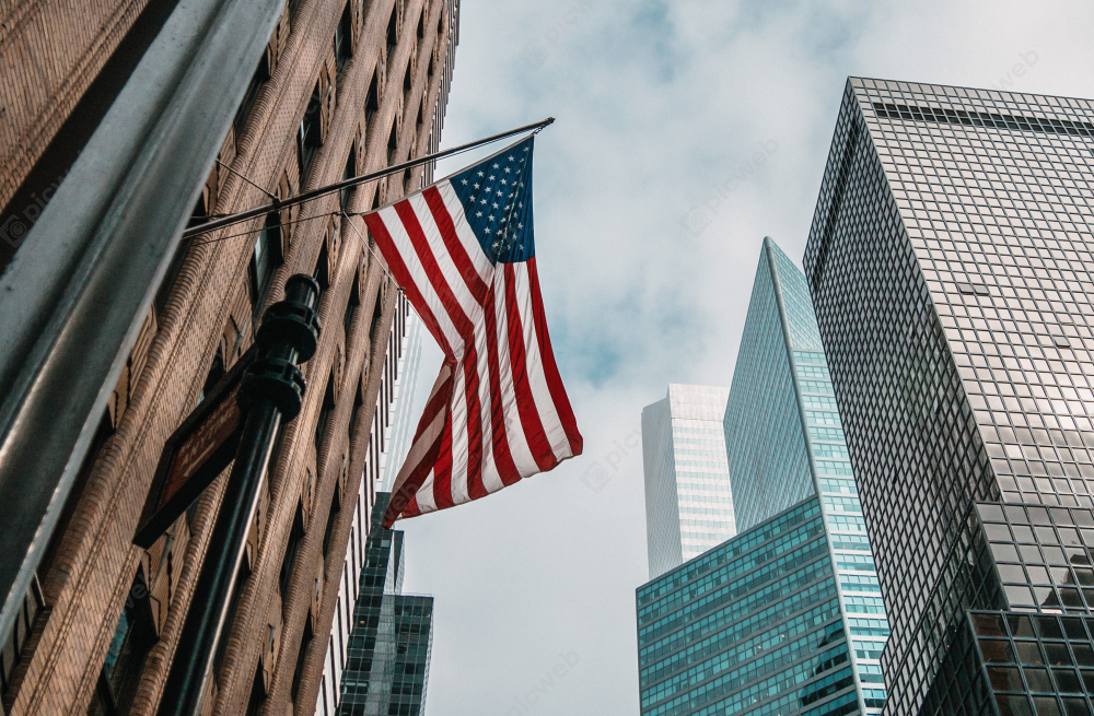 Флаг США на фоне небоскребов