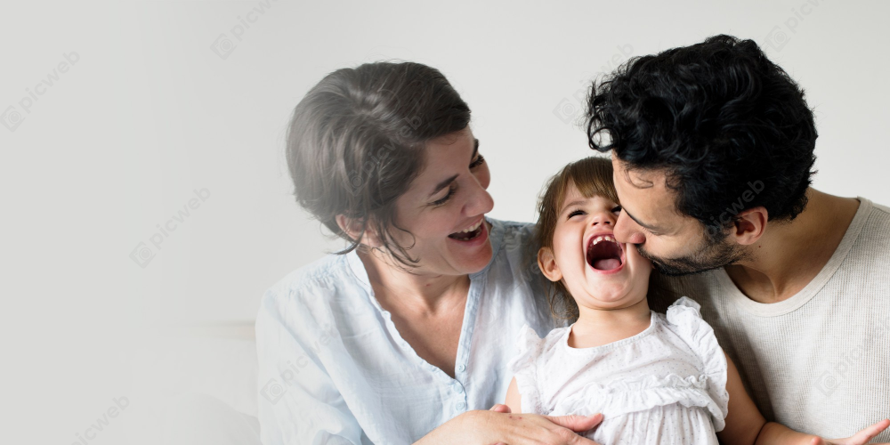 Счастливая семья: родители с дочерью