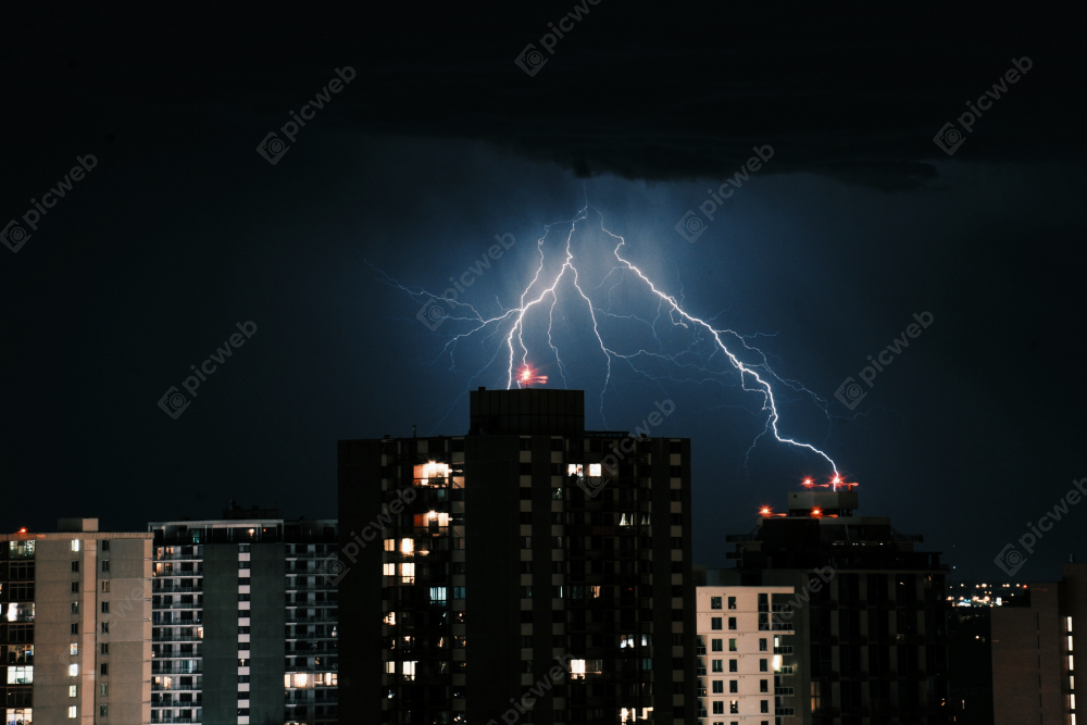 Молния над городом в ночном небе скачать Молния над городом в ночном небе