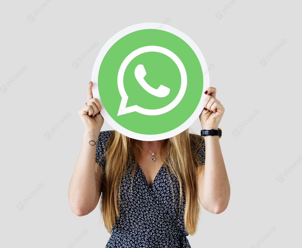 Женщина демонстрирует значок WhatsApp