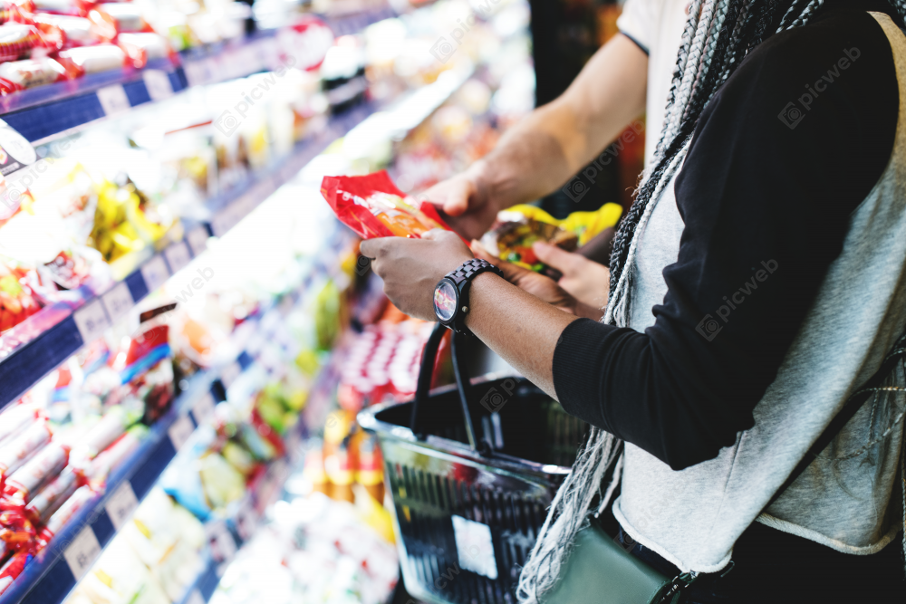 Влюбленная пара выбирает продукты вместе скачать Влюбленная пара выбирает продукты вместе