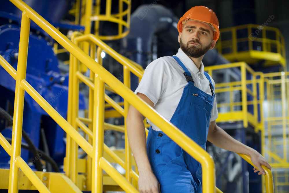 Рабочий спускается по лестнице на заводе скачать Рабочий спускается по лестнице на заводе