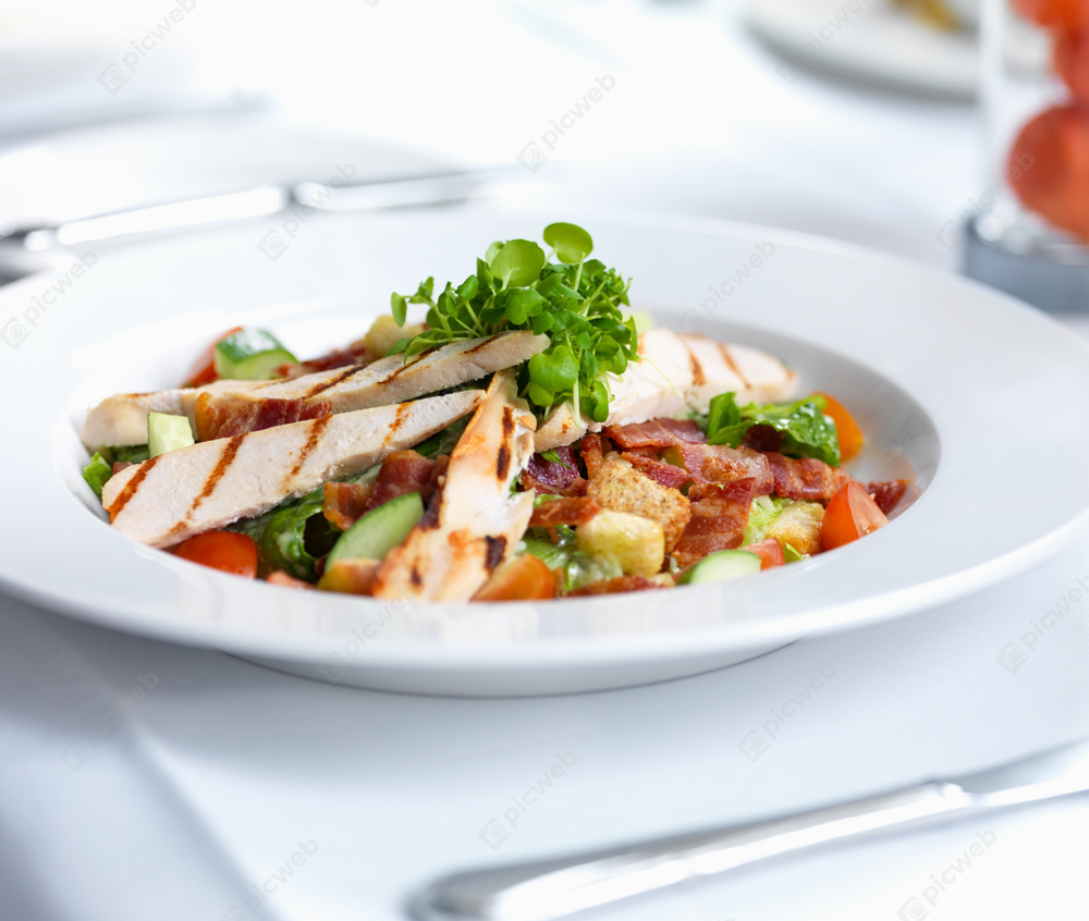 Салат с курицей и беконом на белом блюде скачать Салат с курицей и беконом на белом блюде