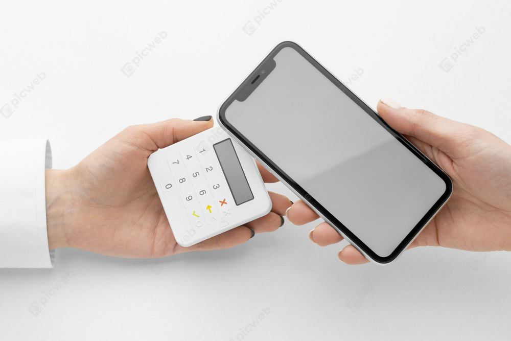 Смартфон и POS-терминал в руках скачать Смартфон и POS-терминал в руках