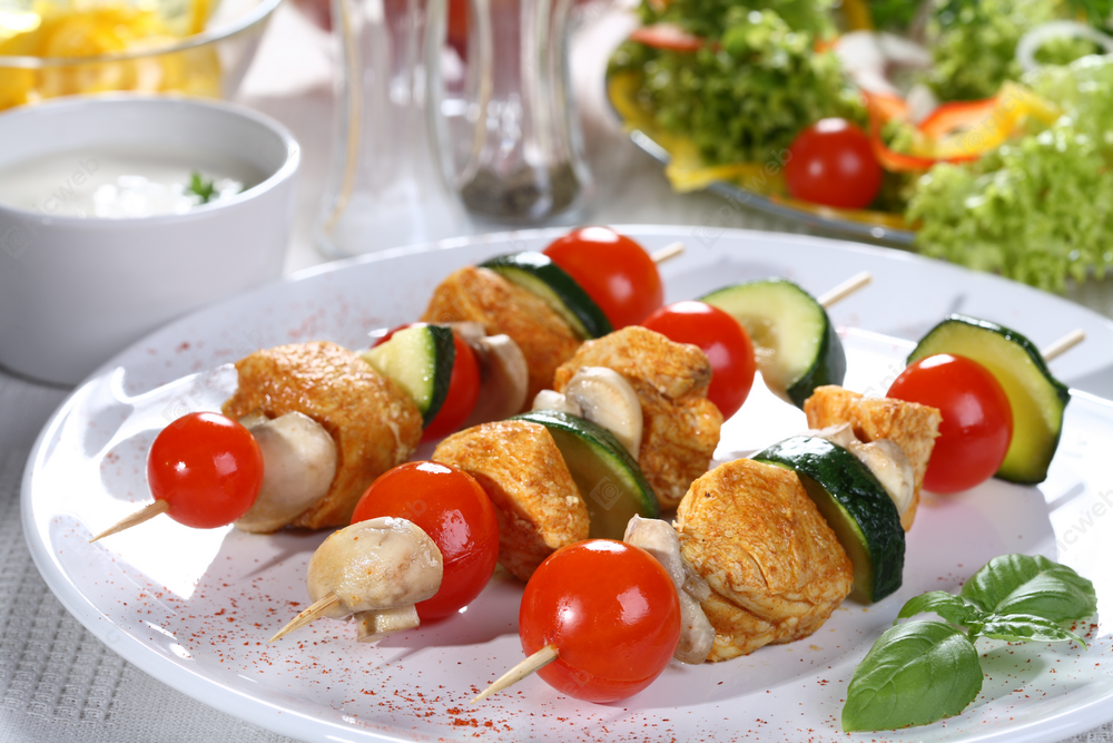 Шашлык из курицы с овощами на тарелке скачать Шашлык из курицы с овощами на тарелке