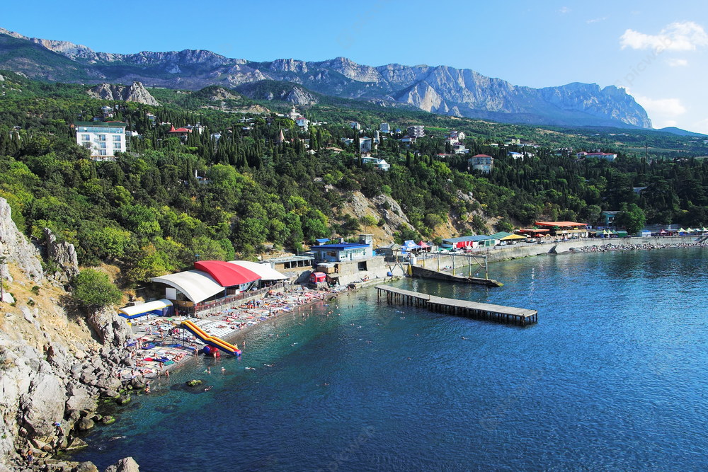 Вид на море и город на склоне горы