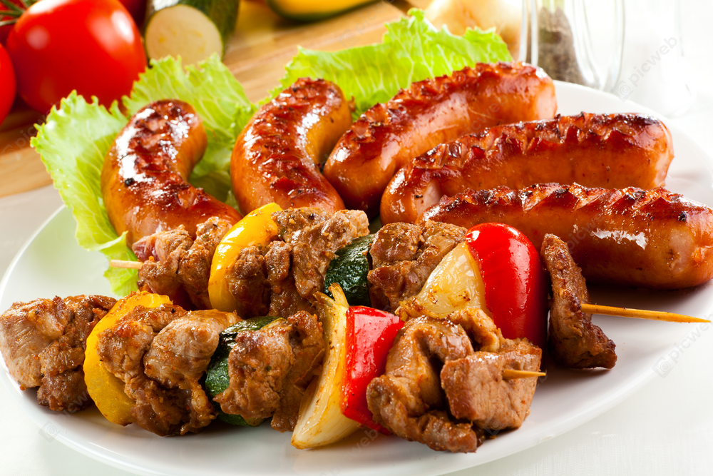 Шашлык из мяса и сосисок на гриле скачать Шашлык из мяса и сосисок на гриле