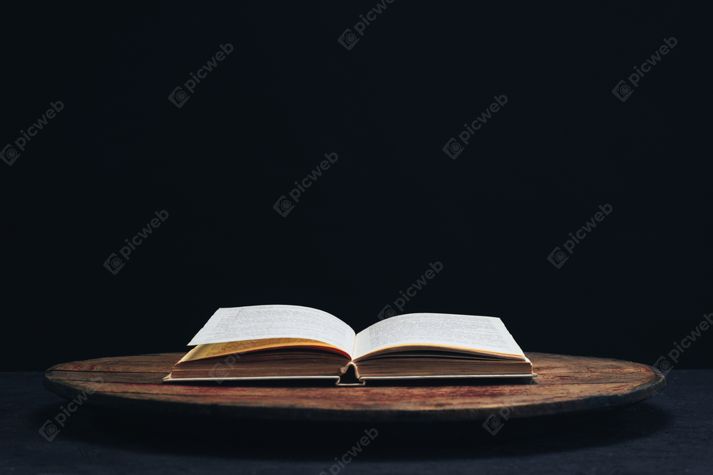 Развернутая книга на столе для чтения