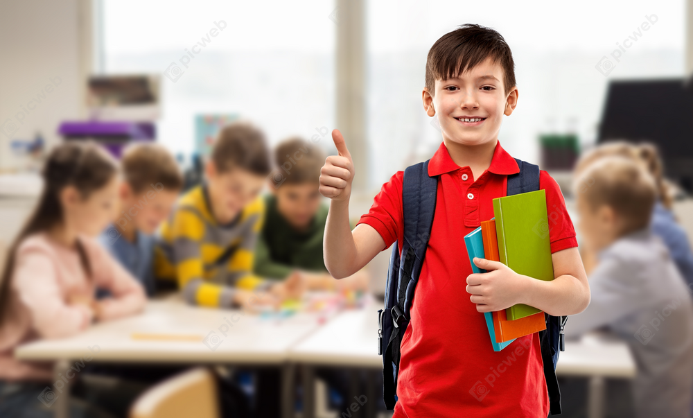 Успешный школьник с рюкзаком