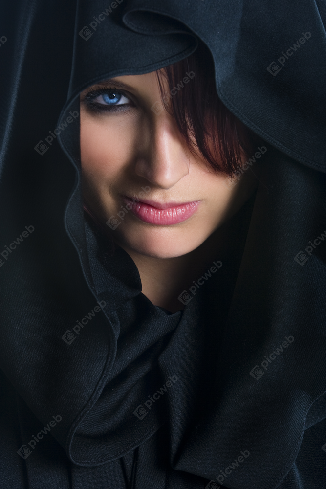 Готическая фотосессия с девушкой