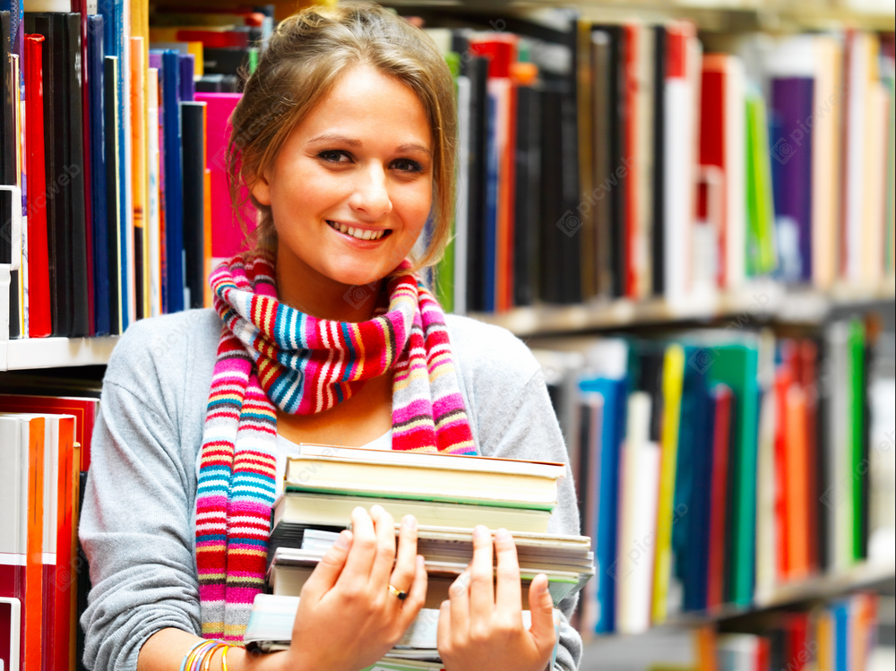 Студентка с книгами в библиотеке скачать Студентка с книгами в библиотеке